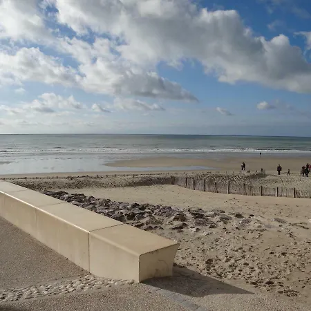 Ste Cécile à 50 Mètres De La *