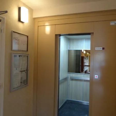 Ste Cécile à 50 Mètres De La *